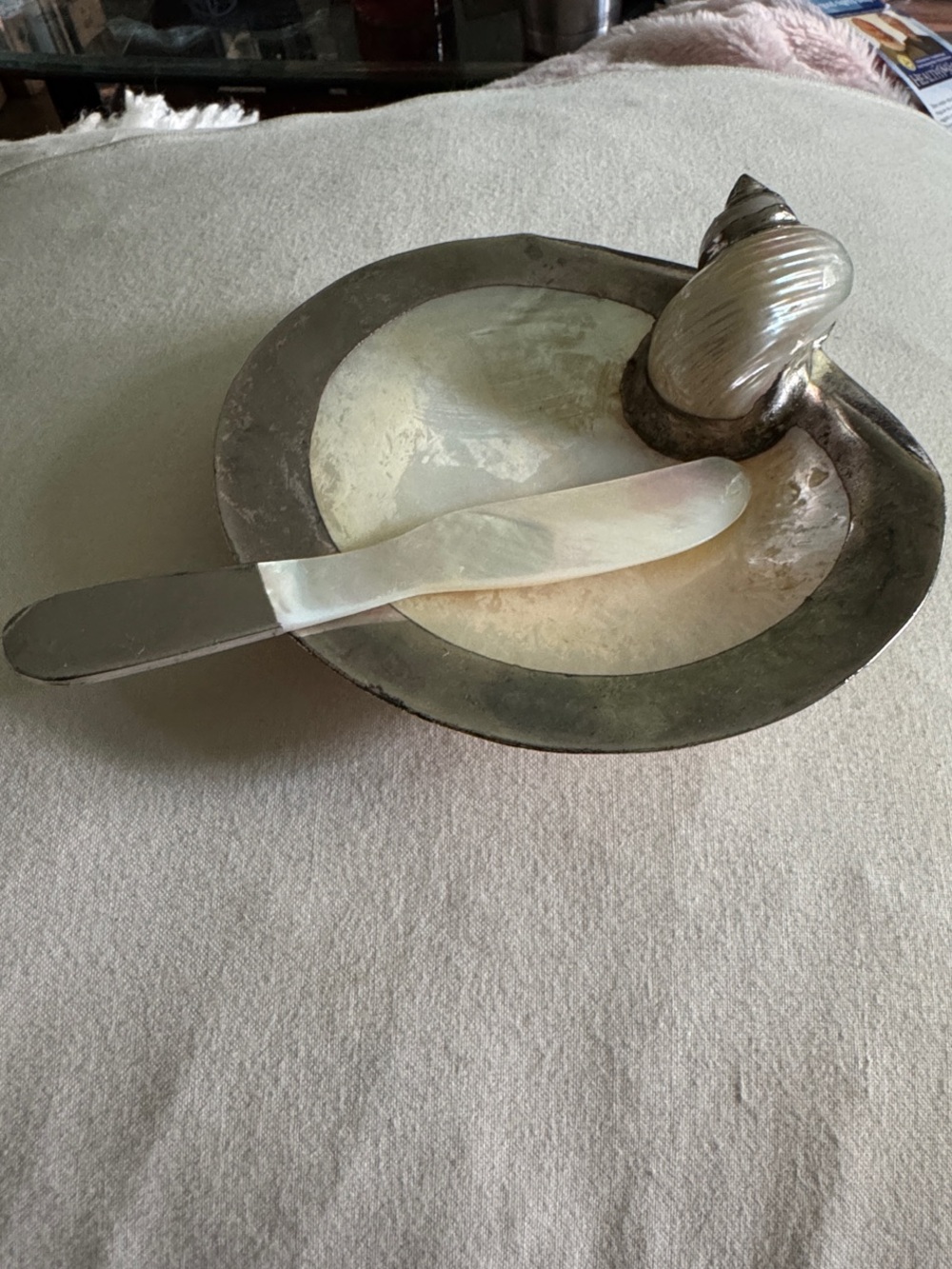 Shell Accent Mother of Pearl Butter or Cavier Dish with Knife Spreader